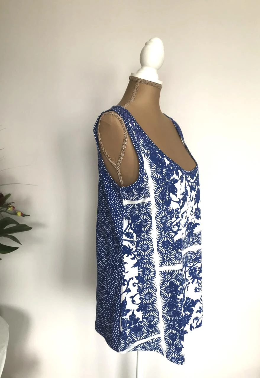 QUI M42 blusa branca azul sem mangas com pérolas . – photo 2